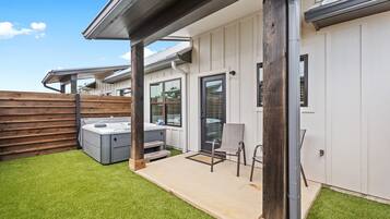 Condo, 1 King Bed with Sofa bed, Hot Tub | Terrace/patio