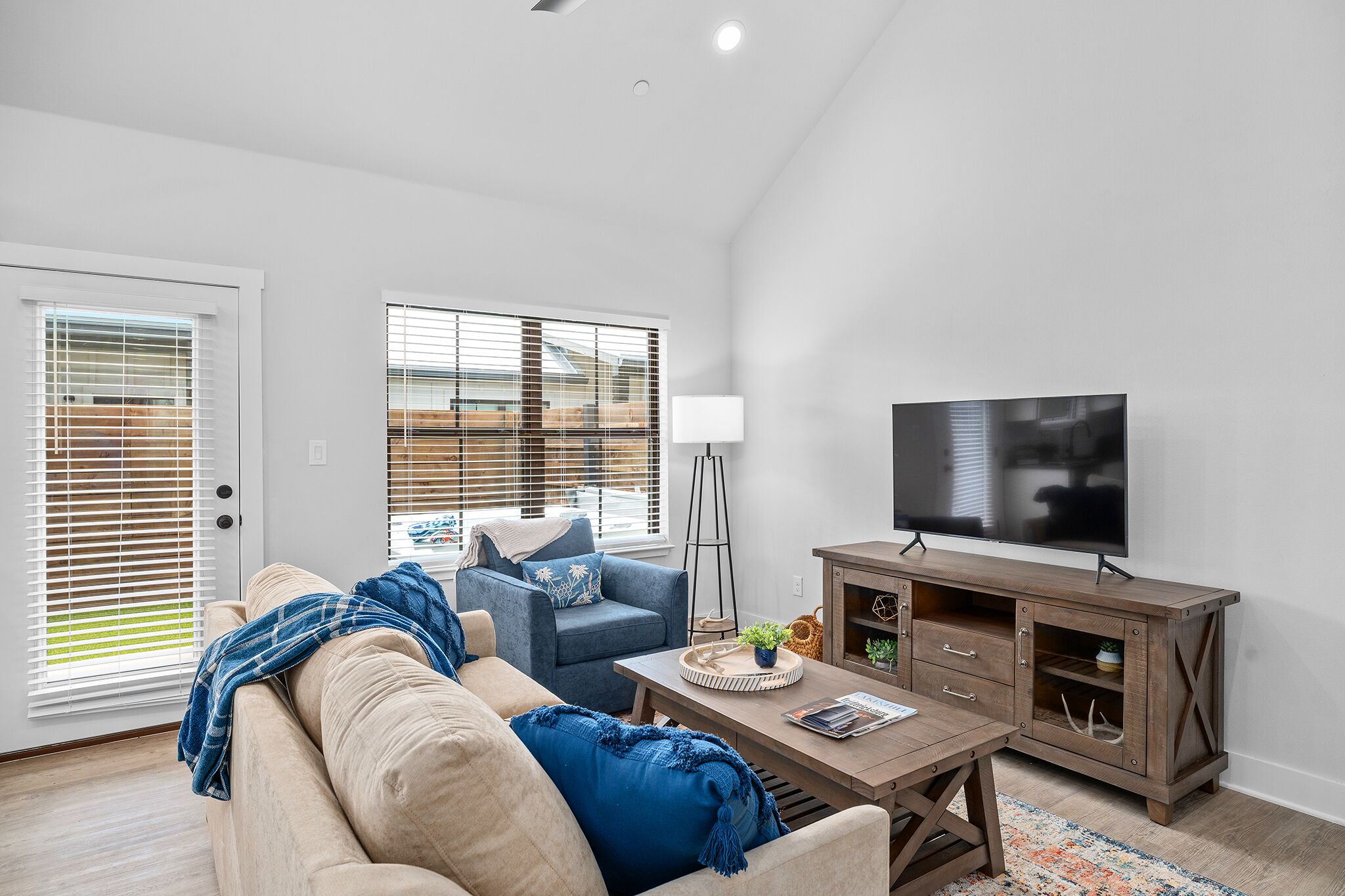 Condo, 1 giường cỡ king và sofa giường, bồn tắm nước nóng | Khu phòng khách | TV 