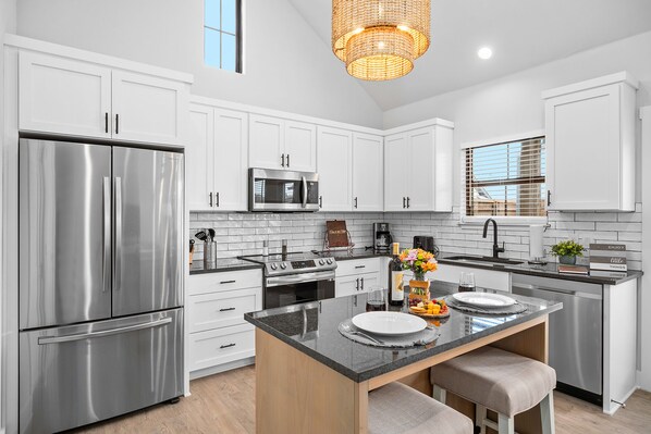 Condo, 1 King Bed with Sofa bed, Hot Tub | Private kitchen | Fridge, microwave, oven, stovetop - Eagles Nest-hottub-5 min to Downtown (Fredericksburg)