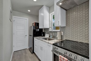 Ferienhaus, 1 Queen-Bett, Terrasse | Eigene Küche | Kühlschrank, Mikrowelle, Ofen, Herdplatte