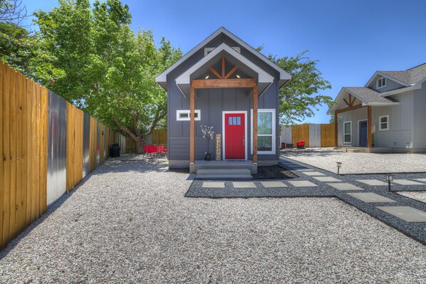 Exterior - Red Door Movie Lounge Casita (Fredericksburg)