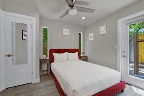 1 bedroom, individually decorated, individually furnished, free WiFi - Red Door Movie Lounge Casita (Fredericksburg)