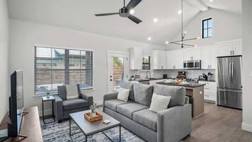 Condo, 1 très grand lit, baignoire à remous (940 S Eagle B2 #203) | Aire de séjour | Foyer