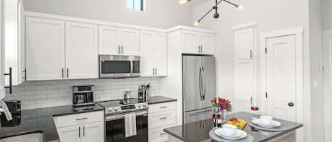 公寓式客房, 1 张特大床, 热水浴缸 (940 S Eagle B2 #203) | 私人厨房 | 茶具/咖啡用具、电热水壶