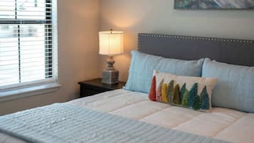 Condo, 1 cama King size, hidromasaje (940 S Eagle B2 #203) | 1 habitación, decoración personalizada y muebles diferentes