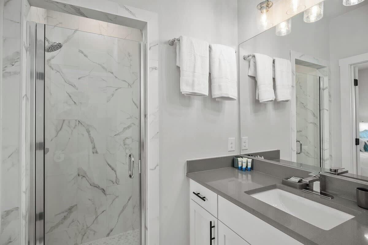 Condo, 1 très grand lit, baignoire à remous (940 S Eagle B2 #203) | Salle de bain | Serviettes fournies