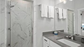 Condo, 1 très grand lit, baignoire à remous (940 S Eagle B2 #203) | Salle de bain | Serviettes fournies