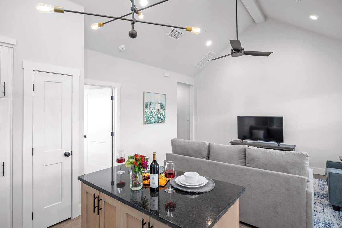 Appartement, 1 kingsize bed, hot tub (940 S Eagle B2 #203) | Woonruimte | Een open haard