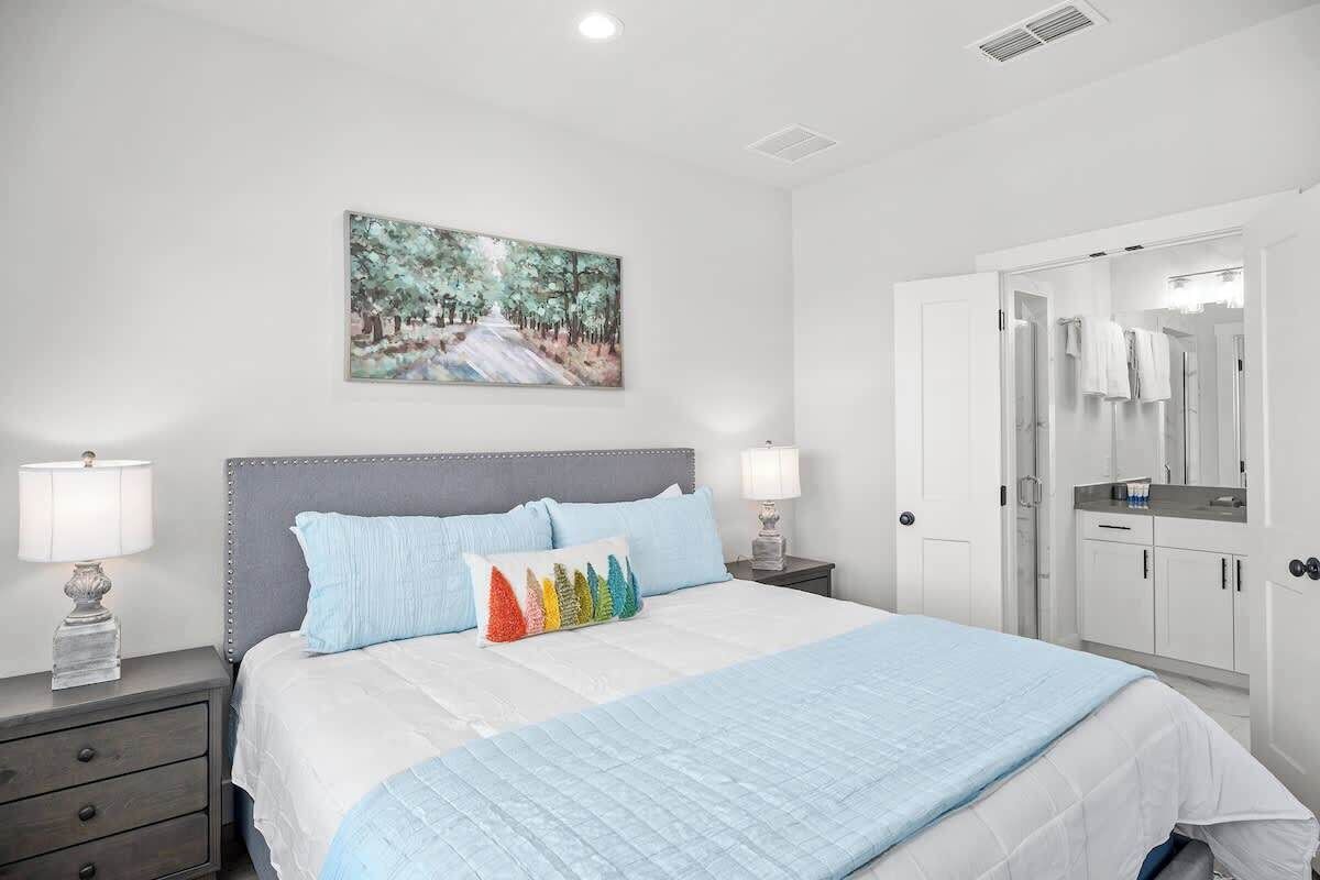 Condo, 1 King Bed, Hot Tub (940 S Eagle B2 #203) | 1 bedroom, individually decorated, individually furnished