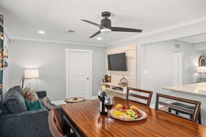 Casa, varias camas, patio (116 Brandenburg Ct) | Restaurantes