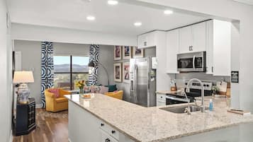 Hus, flere senger, terrasse (116 Brandenburg Ct) | Eget kjøkken | Kaffetrakter/tekoker