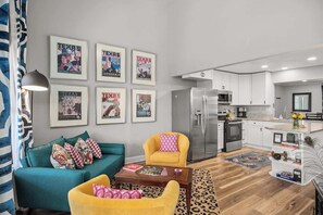 House, Multiple Beds, Patio (116 Brandenburg Ct) | Living area | TV