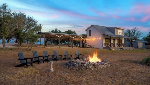 A house with a covered patio, outdoor seating, and a fire pit. - Hochland Haus (Boerne)