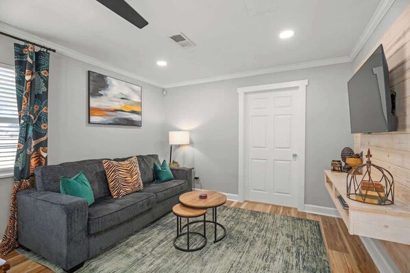 House, Multiple Beds, Patio (116 Brandenburg Ct) | Living area