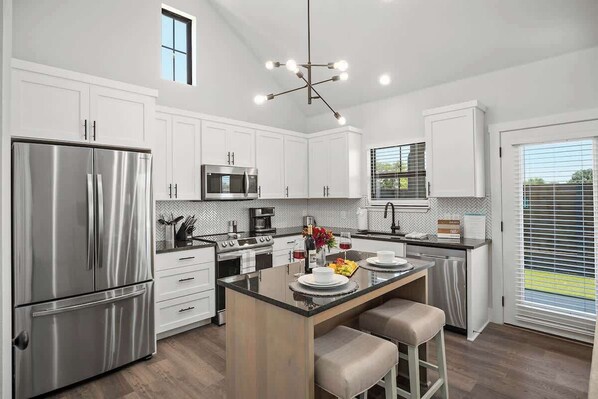 Condo, 1 cama King size, hidromasaje (940 S Eagle B2 #201) | Cocina privada | Cafetera y tetera