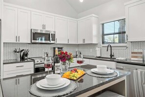 Appart'hôtel, 1 très grand lit, bain à remous (940 S Eagle B2 #201) | Cuisine privée