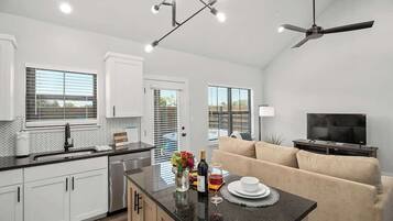 Condo, 1 King Bed, Hot Tub (940 S Eagle B2 #201) | Interior