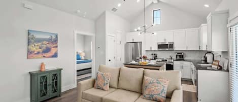 Apartment, 1 King-Bett, Whirlpool (940 S Eagle B2 #201) | Wohnbereich | Kamin