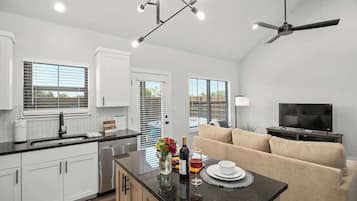 Condo, 1 King Bed, Hot Tub (940 S Eagle B2 #201) | Interior