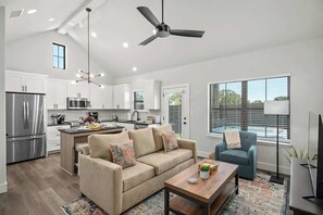 Condo, 1 cama King size, hidromasaje (940 S Eagle B2 #201) | Área de sala de estar | Chimenea