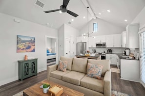Apartment, 1 King-Bett, Whirlpool (940 S Eagle B2 #201) | Wohnbereich