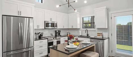 Apartment, 1 King-Bett, Whirlpool (940 S Eagle B2 #201) | Eigene Küche