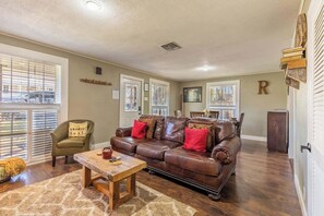 Living area - Two Unit Oasis With Two Hot Tubs (Fredericksburg)