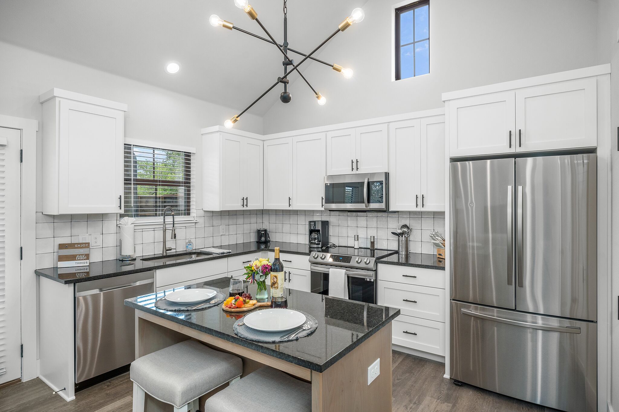 Appartement, 1 kingsize bed | Privékeuken | Een koelkast, een magnetron, een oven, een kookplaat