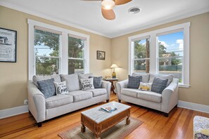 Ferienhaus, Mehrere Betten, Whirlpool | Wohnbereich | Fernseher