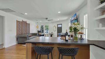 Maison, plusieurs lits, patio, vue ville (296 N Union Ave) | Intérieur