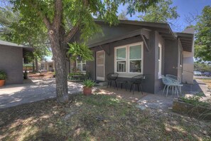 Exterior - Historic Hideaway Stroll to Schlitterbahn (New Braunfels)