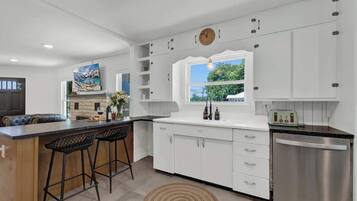 Casa, várias camas, varanda, vista para a cidade (296 N Union Ave) | Cozinha privada | Cafeteira/chaleira, chaleira elétrica