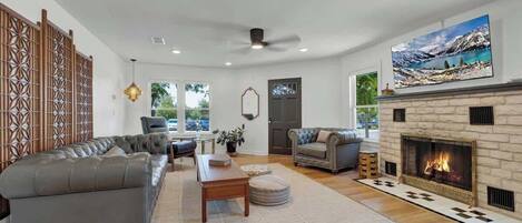 Casa, varias camas, patio, vista a la ciudad (296 N Union Ave) | Área de sala de estar