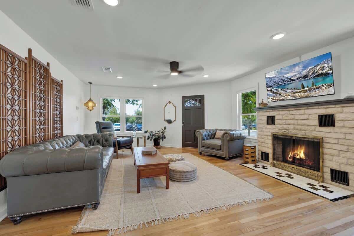 House, Multiple Beds, Patio, City View (296 N Union Ave) | Living area