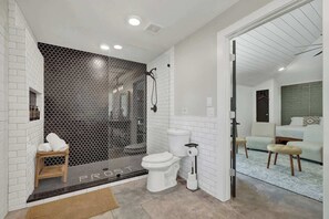 House, Multiple Beds, Patio, City View (296 N Union Ave) | Bathroom | Towels - Historic Hideaway Stroll to Schlitterbahn (New Braunfels)