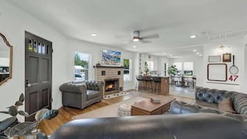 Ferienhaus, Mehrere Betten, Terrasse, Stadtblick (296 N Union Ave) | Wohnbereich