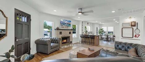 Casa, varias camas, patio, vista a la ciudad (296 N Union Ave) | Área de sala de estar