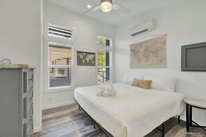 1 bedroom, individually decorated, individually furnished, bed sheets - Resort at Fredericksburg Unit 24 (Fredericksburg)