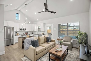 Apartment, 1 King-Bett, Whirlpool (940 S Eagle B2 #204) | Wohnbereich | Kamin