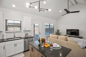 Apartment, 1 King-Bett, Whirlpool (940 S Eagle B2 #204) | Wohnbereich