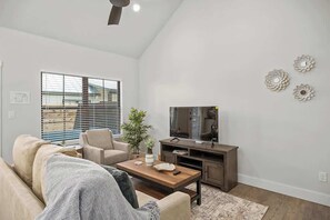 Apartment, 1 King-Bett, Whirlpool (940 S Eagle B2 #204) | Wohnbereich