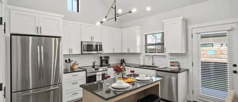 Appart'hôtel, 1 très grand lit, bain à remous (940 S Eagle B2 #204) | Cuisine privée