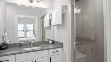 Condo, 1 King Bed, Hot Tub (940 S Eagle B2 #204) | Bathroom | Towels