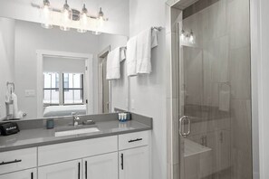 Apartment, 1 King-Bett, Whirlpool (940 S Eagle B2 #204) | Badezimmer | Handtücher
