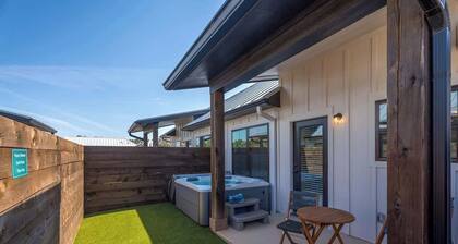 Ethel's Digs With Hot Tub