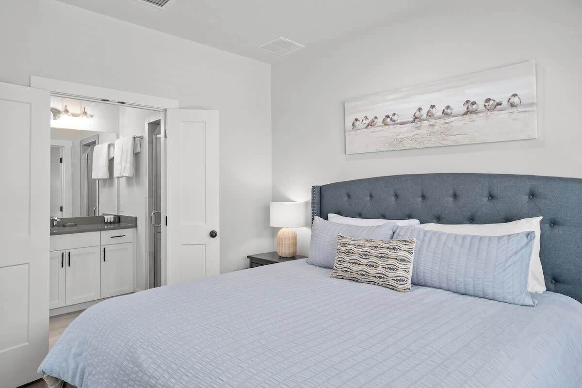 Condo, 1 King Bed, Hot Tub (940 S Eagle B2 #204) | 1 bedroom, individually decorated, individually furnished, bed sheets