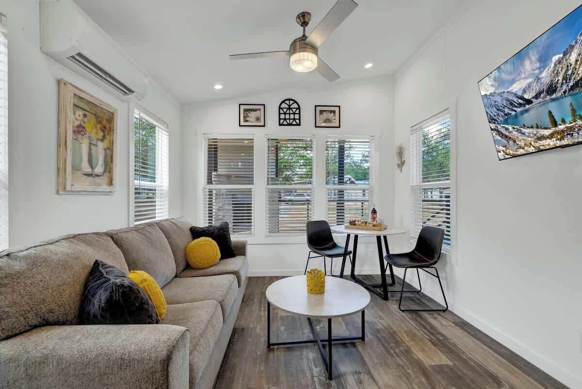 Talo, 1 suuri parisänky, patio (#25 3567 US 290 E) | Oleskelualue