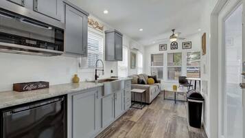 บ้านพัก, เตียงคิงไซส์ 1 เตียง, ลานระเบียง (#25 3567 US 290 E) | ภายใน