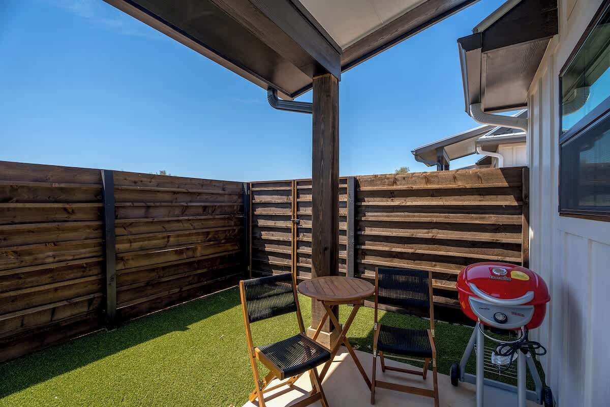 House, 1 King Bed, Hot Tub (940 S Eagle B2 #202) | Outdoor dining