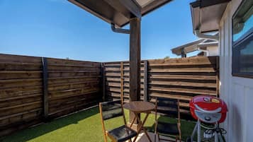 House, 1 King Bed, Hot Tub (940 S Eagle B2 #202) | Outdoor dining